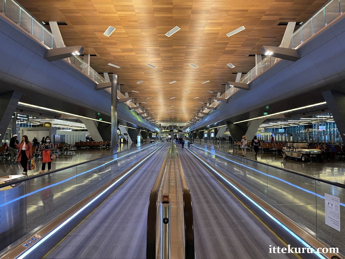 04jun22 001 Qatar Airways Doha Hamad International Airport Terminal Doh Departures Concourse Moving Walkway 